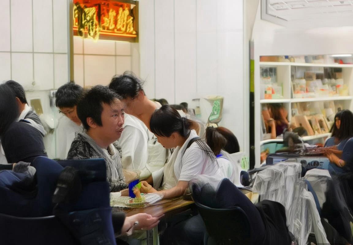 荷甲经典对决：芬洛对阵布雷达战术解析与明星表现