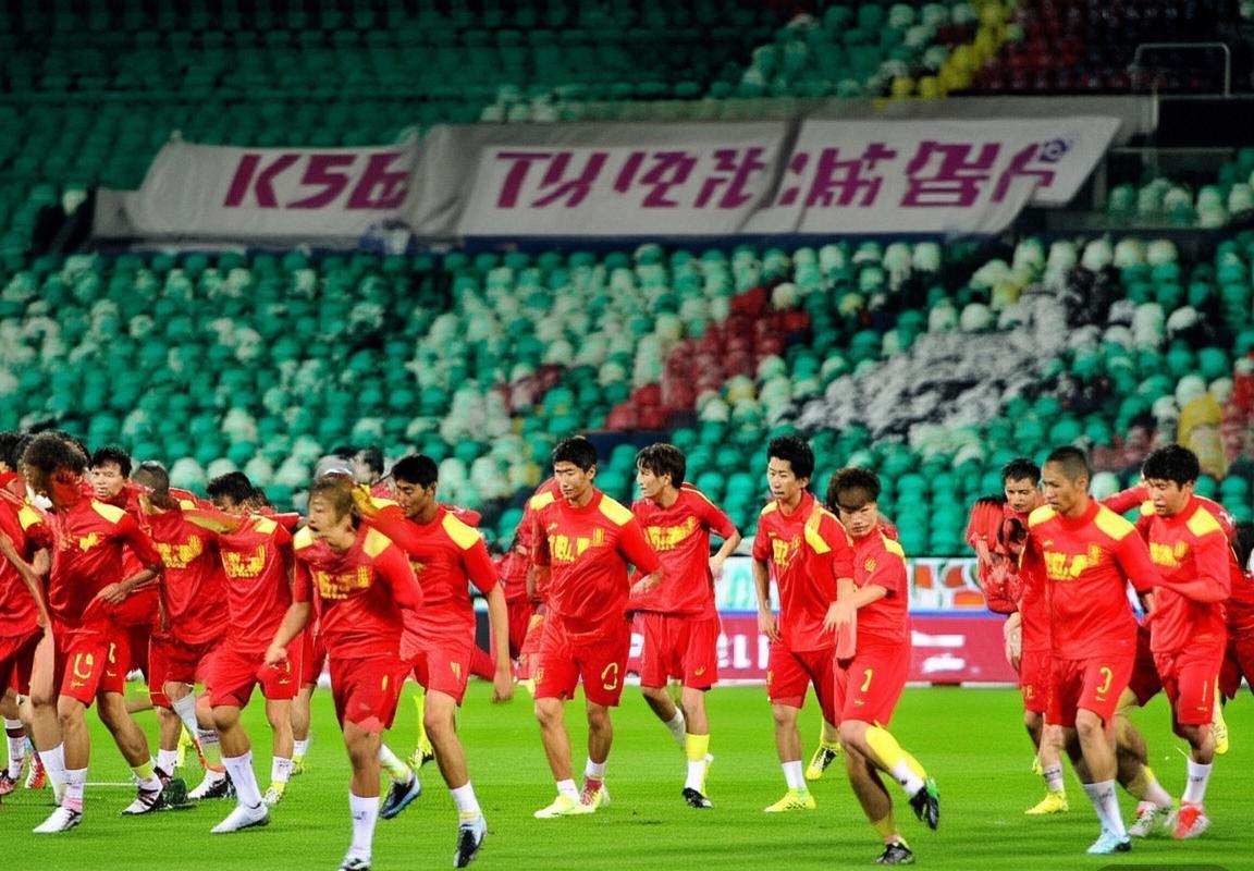中国足球队蓄势待发，备战11月14日国际赛：历史交锋见证复仇之战，胜利与挫折共成